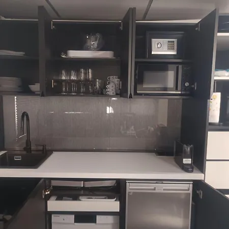 Neon Bigigio House Boat Hotel na wodzie Lisanza