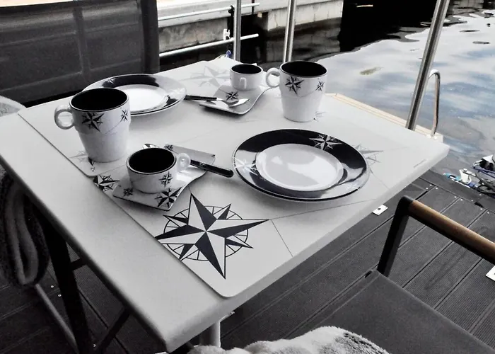 Neon Bigigio House Boat Hotel na wodzie