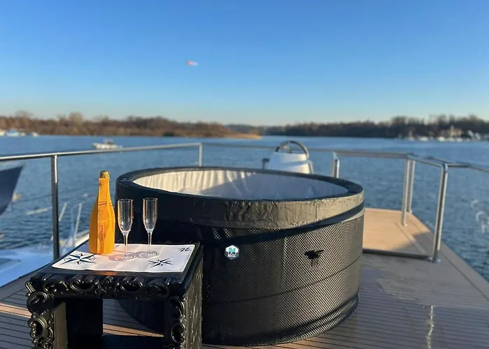 Neon Bigigio House Boat