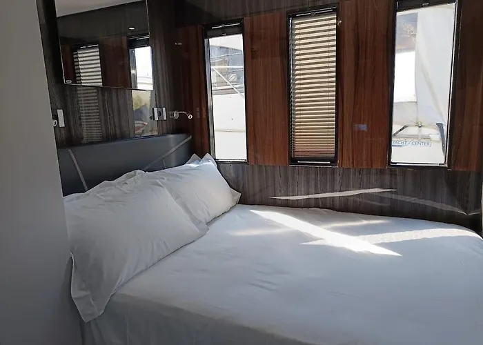 Neon Bigigio House Boat Hotel na wodzie