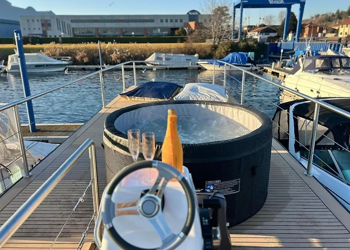 Hotel na wodzie Neon Bigigio House Boat *