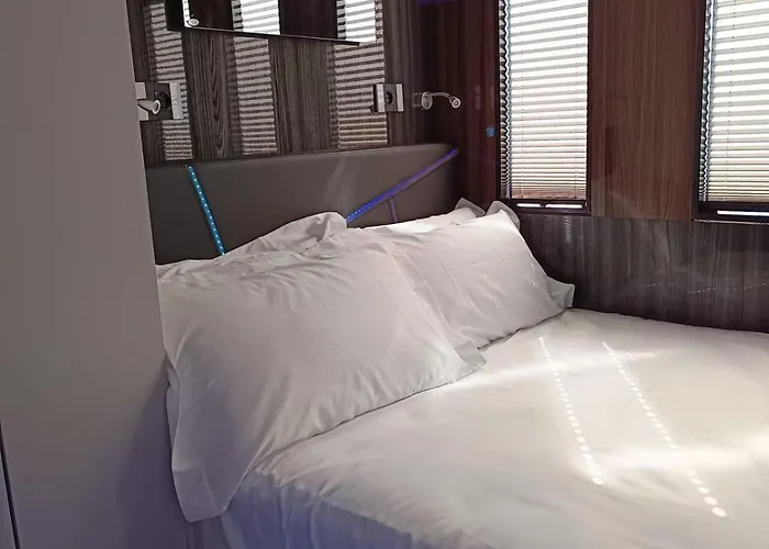 Neon Bigigio House Boat Hotel na wodzie Lisanza