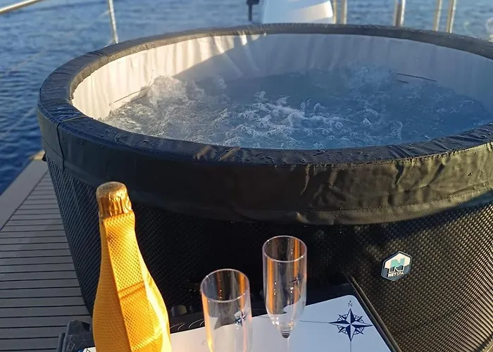 Neon Bigigio House Boat Hotel na wodzie *