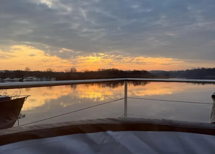 Neon Bigigio House Boat Hotel na wodzie