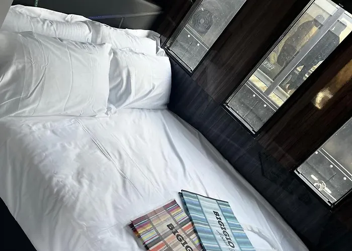 Neon Bigigio House Boat Hotel na wodzie Lisanza