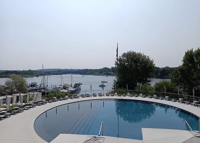 Neon Bigigio House Boat Hotel na wodzie