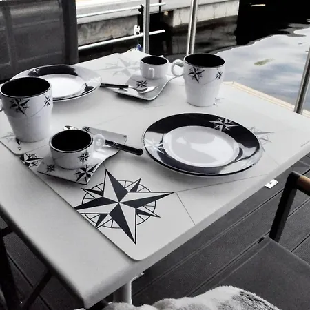 Neon Bigigio House Boat 보트호텔