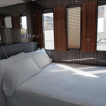 Neon Bigigio House Boat Botel