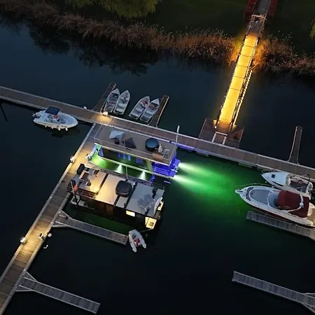 Neon Bigigio House Boat Botel *