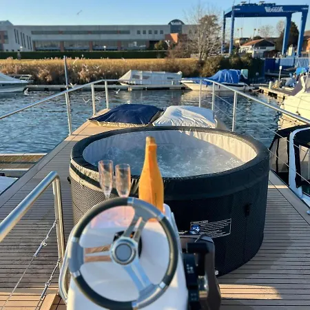 Botel Neon Bigigio House Boat *