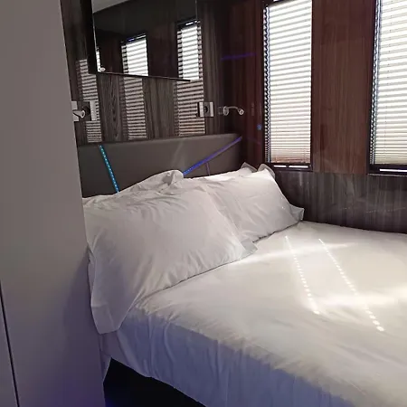 Neon Bigigio House Boat 보트호텔 Lisanza