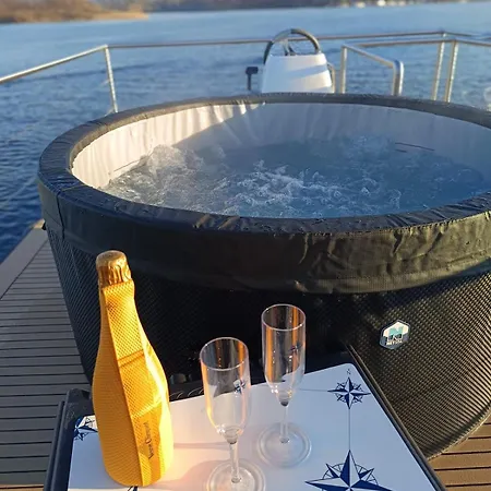 Neon Bigigio House Boat Botel *