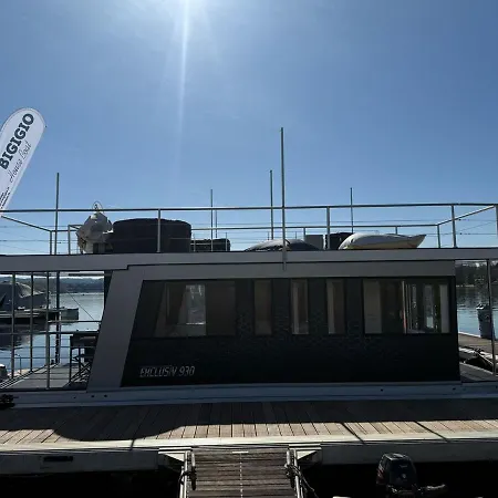 Neon Bigigio House Boat Botel Lisanza