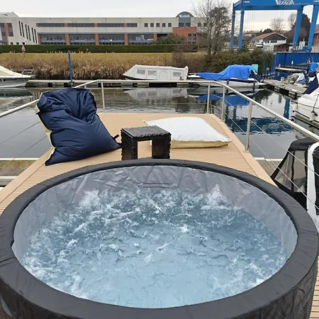 Botel Neon Bigigio House Boat *