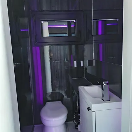 Botel Neon Bigigio House Boat Lisanza