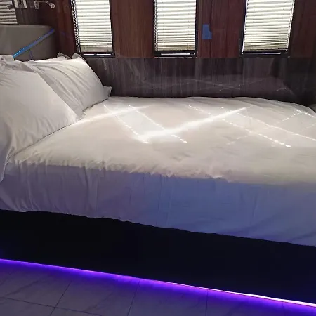 Neon Bigigio House Boat * Lisanza