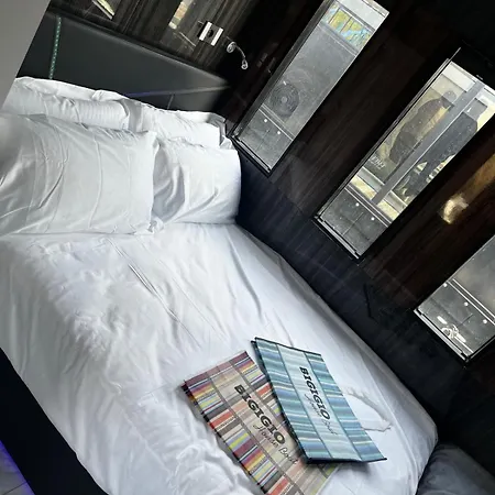 Neon Bigigio House Boat Botel Lisanza