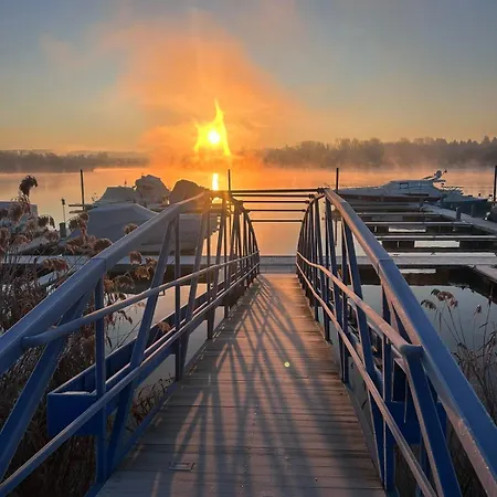 Neon Bigigio House Boat 船屋 Lisanza