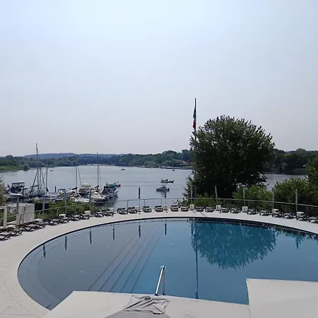 Neon Bigigio House Boat Botel