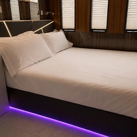Neon Bigigio House Boat 보트호텔 Lisanza