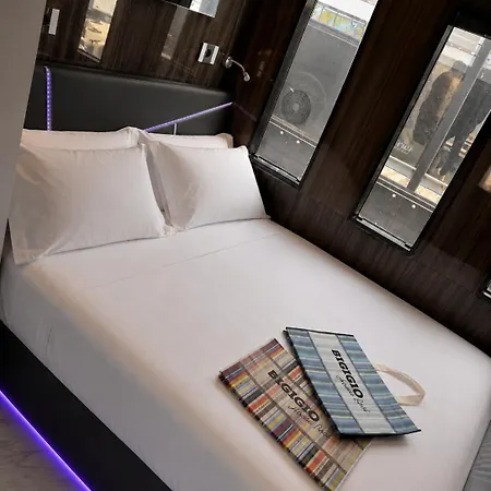 Neon Bigigio House Boat * Lisanza