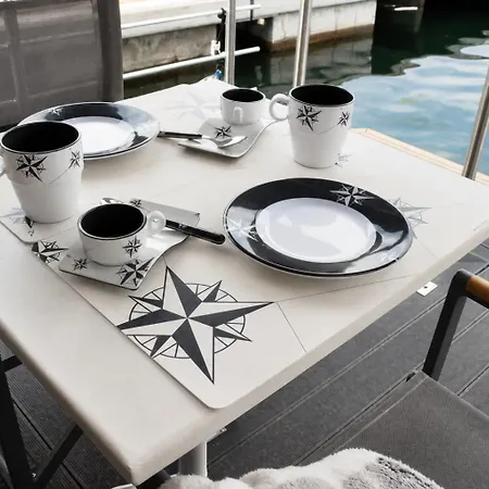 Neon Bigigio House Boat 보트호텔 *