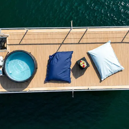 Neon Bigigio House Boat 보트호텔 *