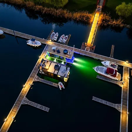 Neon Bigigio House Boat 보트호텔 Lisanza