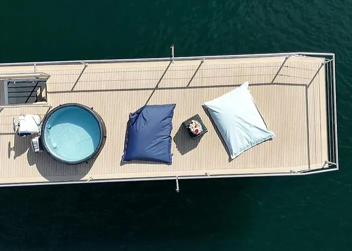 Neon Bigigio House Boat 보트호텔 *