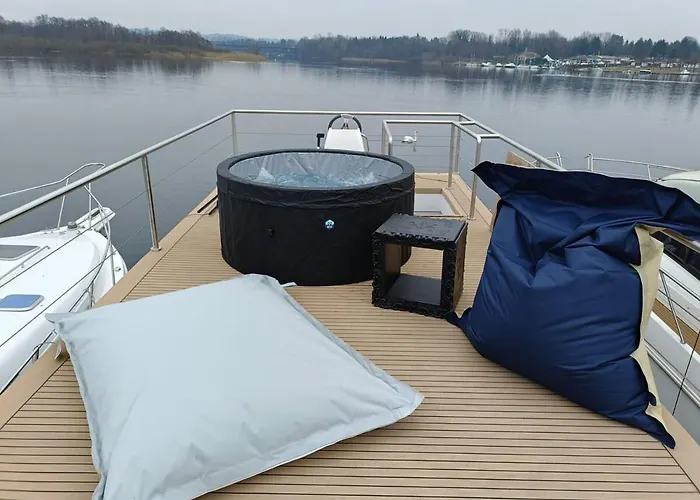 Neon Bigigio House Boat 보트호텔