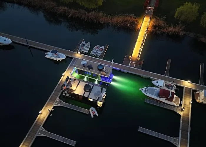 Neon Bigigio House Boat 보트호텔 *