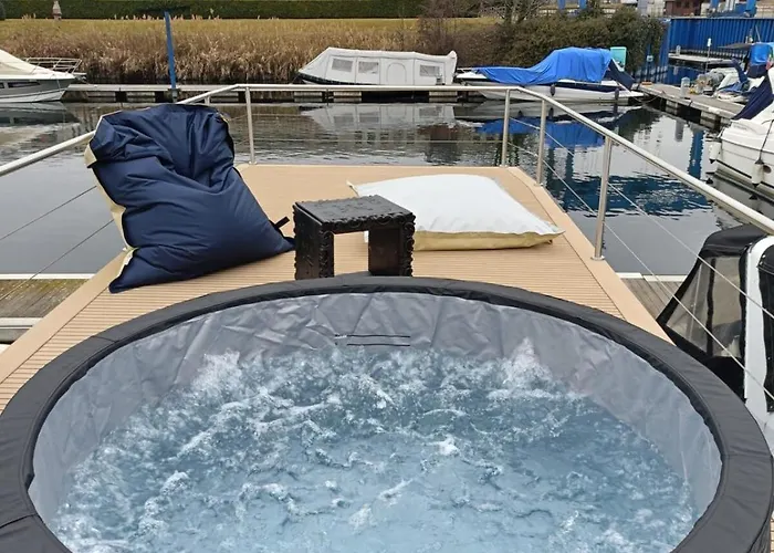 Botel Neon Bigigio House Boat *