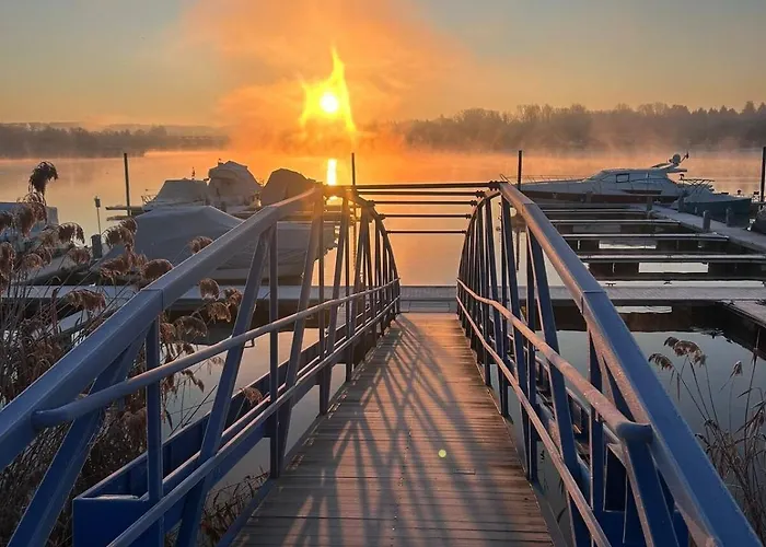 Neon Bigigio House Boat 보트호텔 Lisanza
