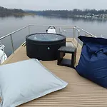 Neon Bigigio House Boat بوتيل