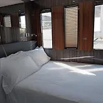 Neon Bigigio House Boat بوتيل