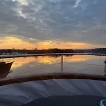 Neon Bigigio House Boat بوتيل