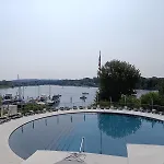 Neon Bigigio House Boat بوتيل