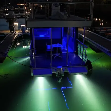 Botel Neon Bigigio House Boat Lisanza