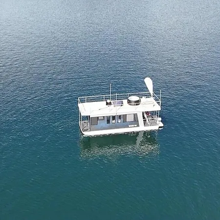 Botel Neon Bigigio House Boat