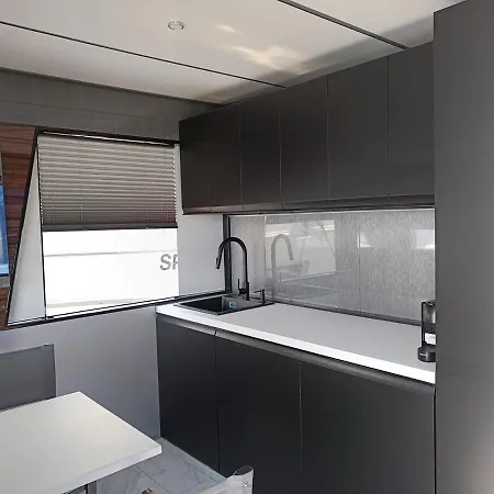 Neon Bigigio House Boat Botel *