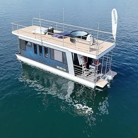 Botel Neon Bigigio House Boat *