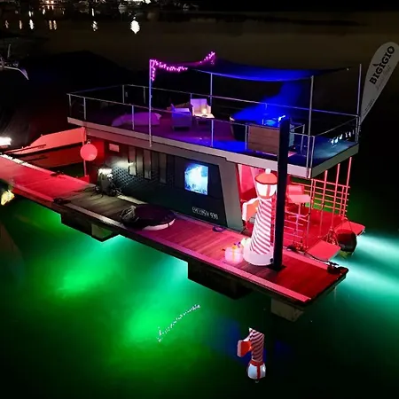 Neon Bigigio House Boat Bådhotel Lisanza