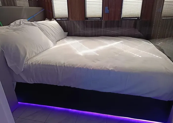 Neon Bigigio House Boat * Lisanza