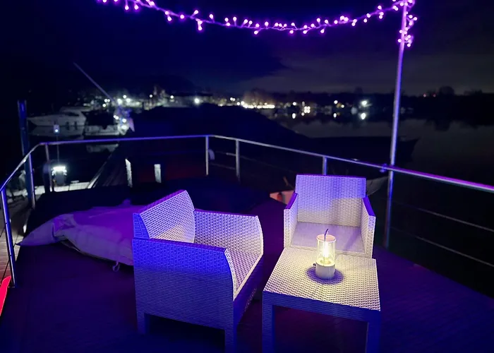 Neon Bigigio House Boat * Lisanza
